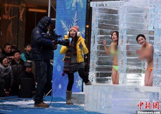 耐寒奇人長沙街頭挑戰(zhàn)人類耐寒極限,比基尼美女體驗(yàn)“冰凍”