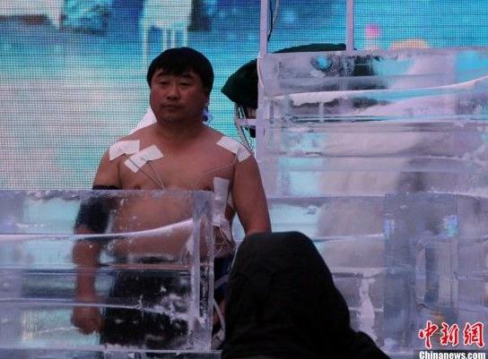 耐寒奇人長沙街頭挑戰(zhàn)人類耐寒極限,比基尼美女體驗(yàn)“冰凍”