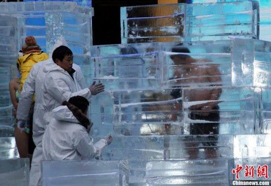 耐寒奇人長沙街頭挑戰(zhàn)人類耐寒極限,比基尼美女體驗(yàn)“冰凍”