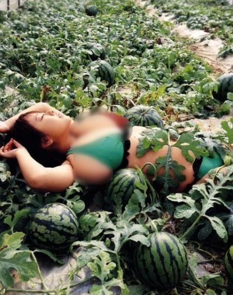比比誰(shuí)種的西瓜大?大胸美女的胸器與西瓜的對(duì)比