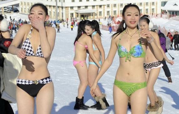 �����б���ػ�ѩ���e�k���Ȼ��ἰʢ�bȤζ��ѩ���ݡ����Ȼ�����Ůģ�؁����ж�ɇ�