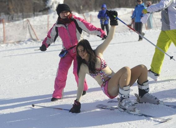 �����б���ػ�ѩ���e�k���Ȼ��ἰʢ�bȤζ��ѩ���ݡ����Ȼ�����Ůģ�؁����ж�ɇ�