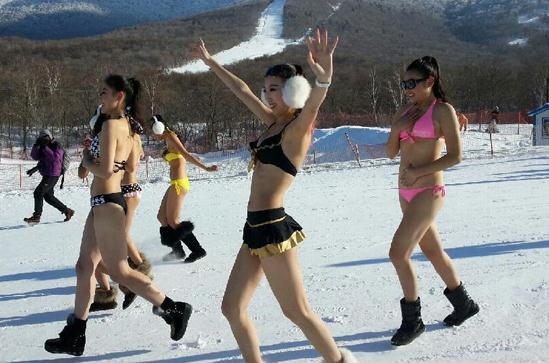 �����б���ػ�ѩ���e�k���Ȼ��ἰʢ�bȤζ��ѩ���ݡ����Ȼ�����Ůģ�؁����ж�ɇ�