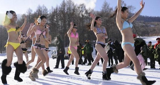 �����б���ػ�ѩ���e�k���Ȼ��ἰʢ�bȤζ��ѩ���ݡ����Ȼ�����Ůģ�؁����ж�ɇ�