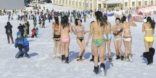 �����б���ػ�ѩ���e�k���Ȼ��ἰʢ�bȤζ��ѩ���ݡ����Ȼ�����Ůģ�؁����ж�ɇ�