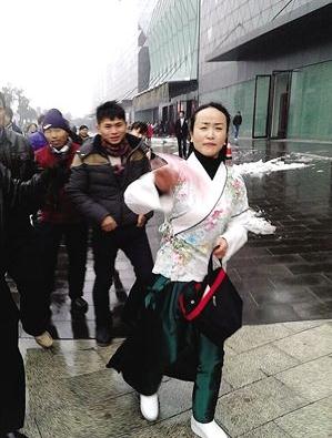 寧波青衣女子廣場(chǎng)沿路拋撒百元鈔票引市民哄搶?zhuān)Q(chēng)我撒錢(qián)別人撿錢(qián)就是快樂(lè)