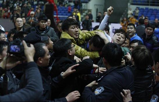 WCBA總決賽首輪:球迷沖入球場圍毆裁判,籃協做出處罰取消浙江主場資格1年