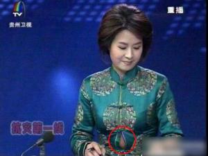 貴州衛視女主播吃飽了撐的?播音時走光露肚皮