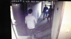 絕癥男子約女網友開房被騙,被偷包裸身出房追回,奪下對方兇器打跑4人