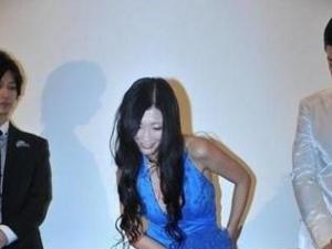 女星壇蜜豪放求上位 當眾脫丁字褲扔向觀眾席