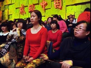 芙蓉姐姐大紅衣現身感動中國 遭神秘男摸大腿