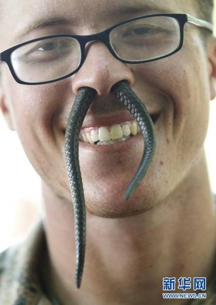 2013“金色眼鏡蛇”聯(lián)合軍演演習(xí),美軍士兵生吃眼鏡蛇血組圖