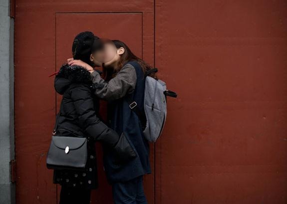 ����һ��Ůͬ�ԑٽY(ji��)���ӛ��ܑ������ǣ��c�����݆T姴�꿽��^����