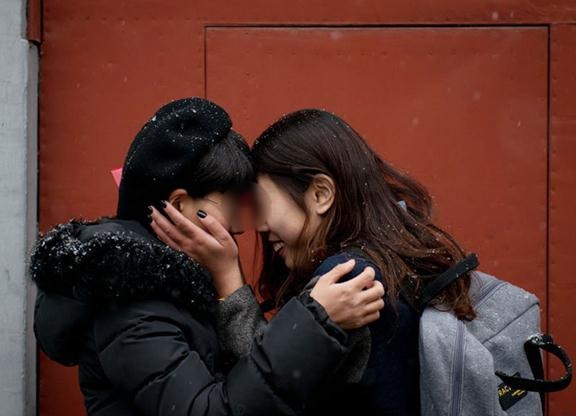 ����һ��Ůͬ�ԑٽY(ji��)���ӛ��ܑ������ǣ��c�����݆T姴�꿽��^����