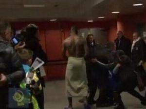 ?巴神半裸闖巴西更衣室 與內馬爾馬塞洛等人聊天