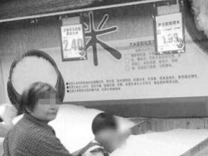 ?“熊孩子”將超市米桶當沙灘在里面玩耍