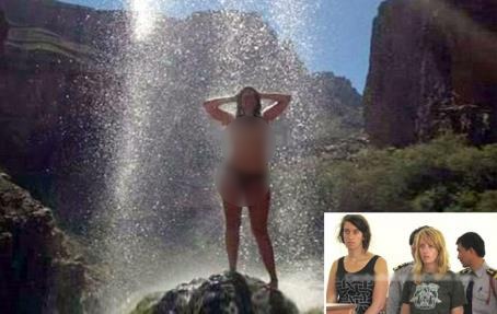 美國倆姐妹在柬埔寨寺廟拍裸照被捕