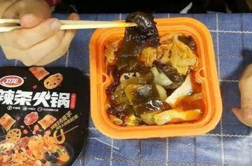 消費(fèi)者曝光衛(wèi)龍辣條火鍋吃出蟲子 網(wǎng)店客服卻稱香茅草發(fā)脹后就這樣