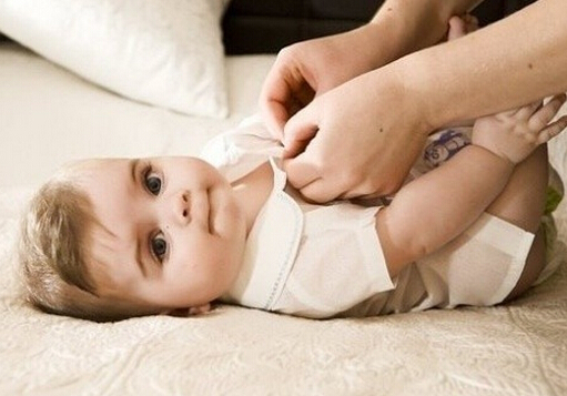 寶寶衣服上油漬怎么洗?寶寶衣服上奶漬怎么洗