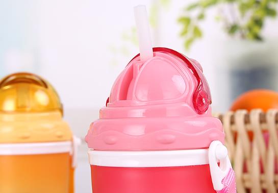 怎么教嬰兒用吸管杯?吸管杯是咬吸還是直吸?