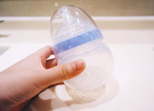 嬰兒光吸奶瓶奶卻不減少怎么辦?奶嘴怎么清洗干凈?