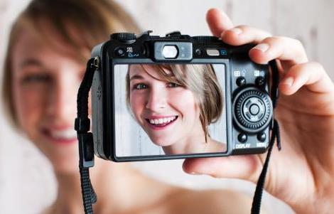 專家稱沉迷自拍系缺乏自信 或?qū)е戮癫“Y