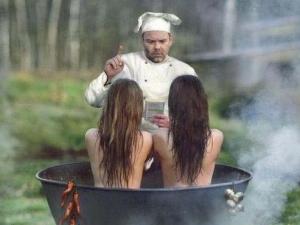 鍋中蒸美女,調(diào)料加全了嗎?大廚說還少一樣調(diào)料