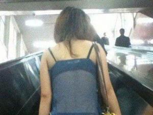 姐，穿這樣也逛街？內(nèi)褲外穿太霸氣鳥