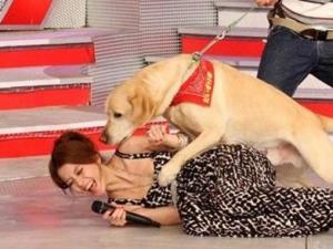 10��Ů����ͻ������Č���˲�g(�M�D)