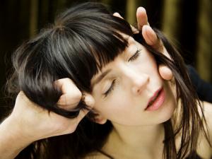 頭發(fā)分叉是什么原因?頭發(fā)分叉護(hù)理小竅門