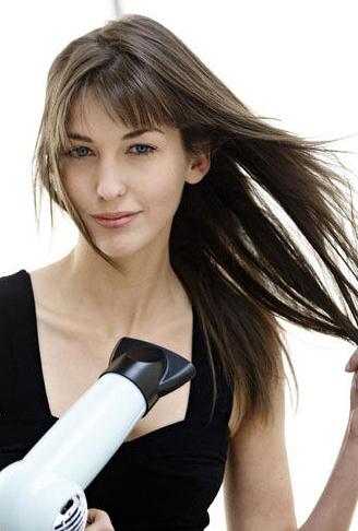 如何使用吹風(fēng)機吹頭發(fā)?吹風(fēng)機吹發(fā)型的正確方法