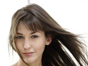 如何使用吹風(fēng)機吹頭發(fā)?吹風(fēng)機吹發(fā)型的正確方法