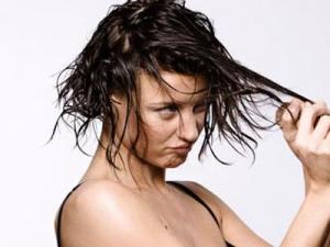 頭發油油的是什么原因呢？頭發頭皮油油的怎么辦