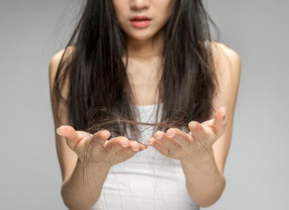 掉發(fā)嚴(yán)重看什么科?掉頭發(fā)嚴(yán)重吃什么好呢
