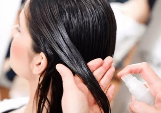 剛?cè)就甑暮陬^發(fā)怎么快速變自然?黑發(fā)染一年多了褪色是傷發(fā)了嗎?