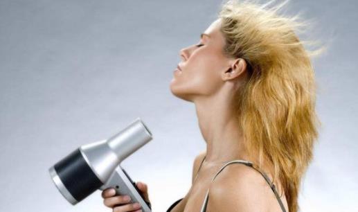 頭發為什么會出油 頭發出油有什么改善的方法