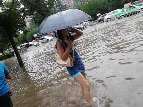 淋雨后怎么辦?被雨淋后快洗澡,衣服消毒分開洗