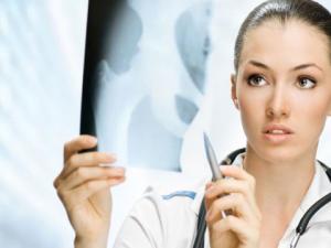 月經(jīng)期痛經(jīng)該怎么辦?引起痛經(jīng)的原因是什么