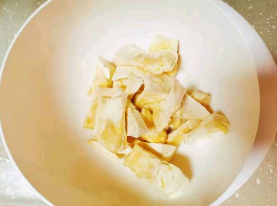 榴蓮殼煲湯是用里面的殼還是外面的殼?榴蓮殼燉湯需要去掉刺嗎?