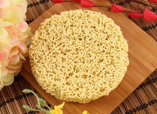 煮泡面是先放面還是先放調料包?桶面能放微波爐幾分鐘?