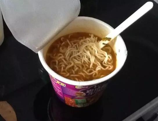 煮泡面是先放面還是先放調料包?桶面能放微波爐幾分鐘?