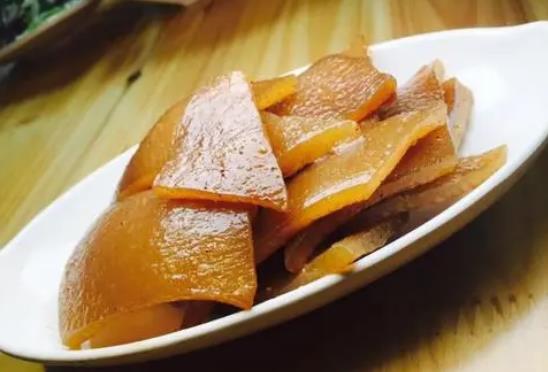 干的豬皮怎么泡?豬皮煮熟后發(fā)黑能吃嗎