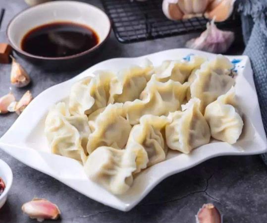 下凍餃子怎么才能不爛?蒸餃子放什么才不粘
