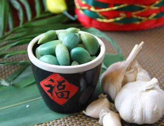 臘八蒜別的時(shí)候能泡嗎?如何確保臘八蒜變綠