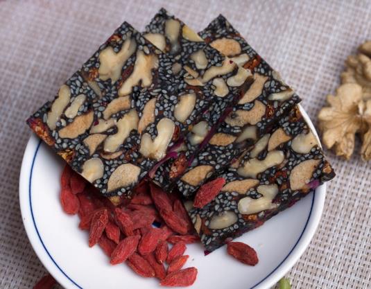 阿膠糕做好放冰箱冷卻還是自然冷卻?阿膠糕做好了有點軟怎么辦