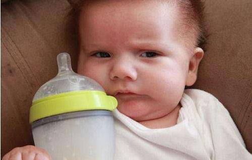 寶寶喝奶粉上火是怎么回事?原來是沖調(diào)奶粉出問題