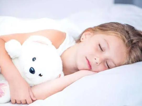 寶寶睡覺總抻吧是什么原因?什么時候可以給寶寶培養自主入睡