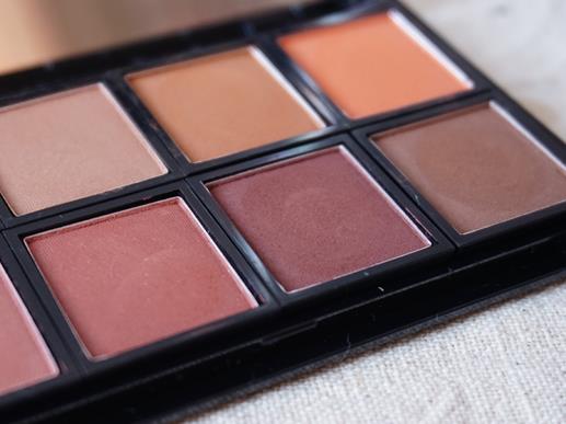 臺灣必買十大單品彩妝排名,Solone眼影、mkup素顏霜都很好