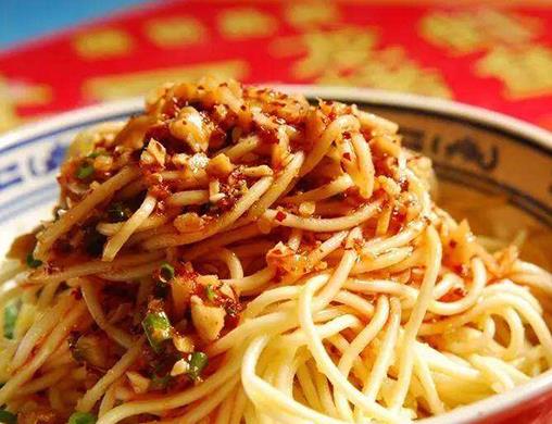 江漢路步行街必吃美食,涂記油酥餅很火爆,雙魚島烤魚鮮嫩不油膩