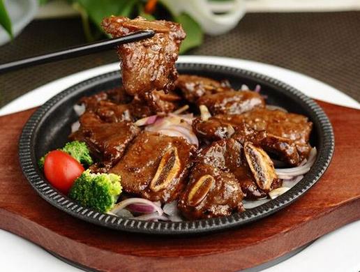 江漢路步行街必吃美食,涂記油酥餅很火爆,雙魚島烤魚鮮嫩不油膩